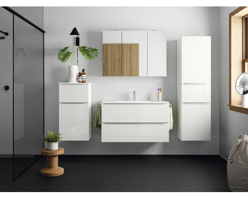 Badezimmer mit Waschtisch, Spiegelschrank und Hochschrank in hellem Design