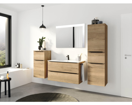 Helles Badezimmer mit Waschtisch, Spiegelschrank und Hochschrank in Holzoptik