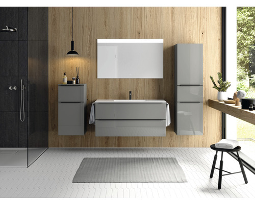 Modernes Badezimmer mit Waschtisch, Spiegelschrank, Hochschrank und Dusche