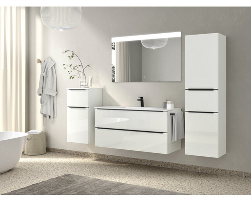 Helles Badezimmer mit Waschbeckenunterschrank, Spiegelschrank, Hochschrank und Badaccessoires