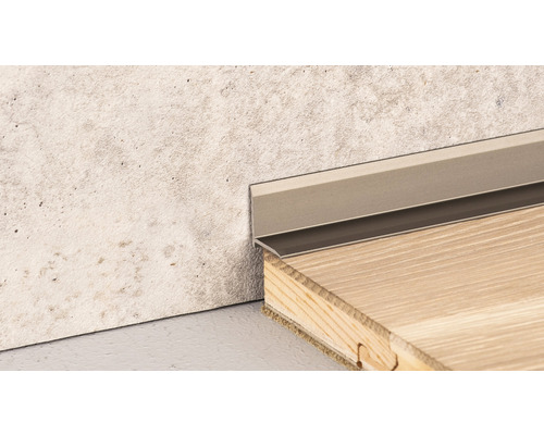 Sockelleiste aus Metall zwischen Wand und Holzboden
