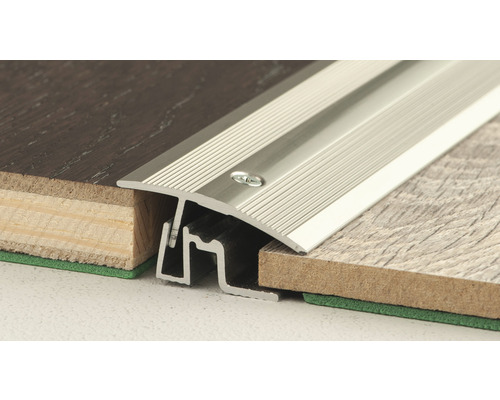 Bodenübergangsprofil aus Metall zwischen zwei Bodenbelägen