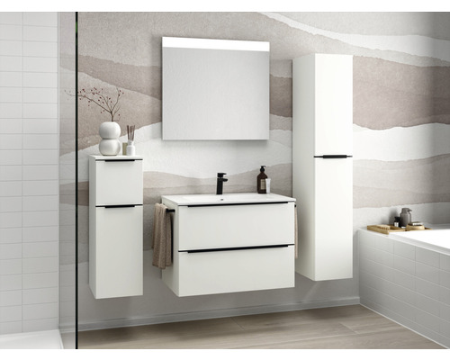 Badezimmer mit Waschbeckenunterschrank, Spiegelschrank und Hochschrank