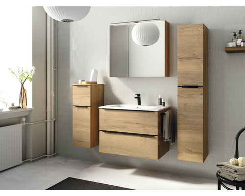 Badezimmer mit Waschtisch, Spiegelschrank und Hochschrank in Holzoptik