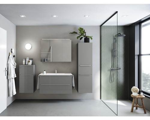 Helles Badezimmer mit grauen Badmöbeln und Dusche
