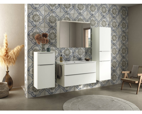 Badezimmer mit Waschbeckenunterschrank, Spiegelschrank, Hochschrank und dekorativen Fliesen