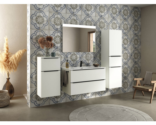 Modernes Badezimmer mit Waschtisch, Spiegelschrank und Hochschrank vor dekorativer Wand