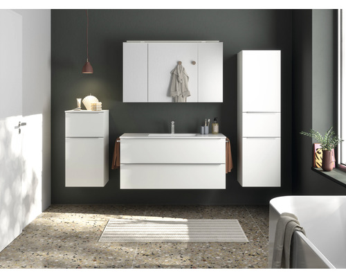 Modernes Badezimmer mit weißen Möbeln, Waschbecken, Spiegel und Stauraum