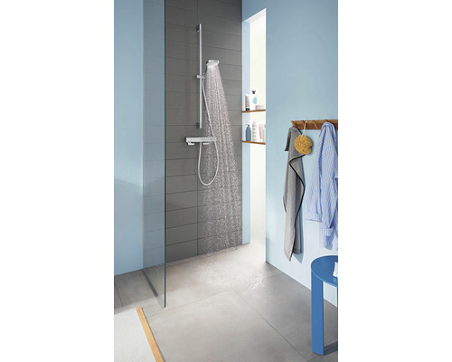 Duscharmatur mit Handbrause und Kopfbrause in modernem Badezimmer mit Glasabtrennung