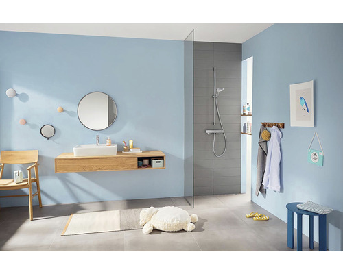 Helles Badezimmer mit Waschtisch, Spiegel und Dusche