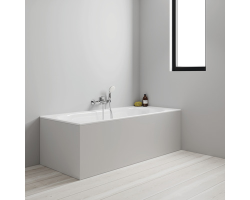 Badezimmer mit Badewanne, Armatur und Duschkopf