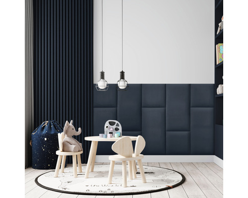 Wandkissen Print schlammblau Gewebte-Optik 30x30 cm Kinderzimmer mit Holztisch, Stühlen, Wandpaneelen und Spielzeug