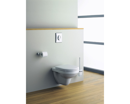 Wandhängendes WC mit Spülkasten, Toilettenpapierhalter und WC-Bürste in einem hellen Badezimmer.