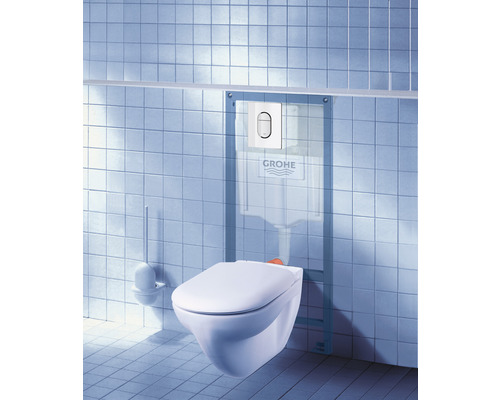 Wandhängendes WC mit Spülkasten und Betätigungsplatte in einem Badezimmer