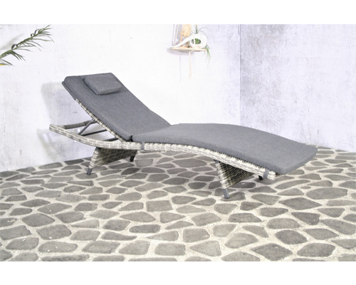 Gartenliege mit Polster auf Steinterrasse