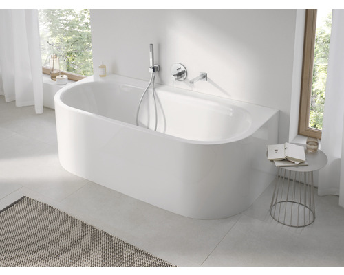 Freistehende Badewanne im Badezimmer mit Armatur und Handbrause