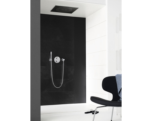 Badezimmer mit Duschkopf, Handbrause und schwarzer Wand