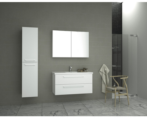 Badezimmer mit Waschbeckenunterschrank, Spiegelschrank, Hochschrank und Duschkabine