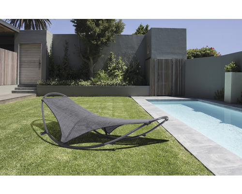 Gartenszene mit Rasen und Pool, im Vordergrund eine graue Schaukelliege