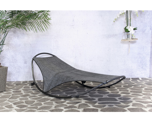 Graue Schaukelliege für den Außenbereich auf Steinboden