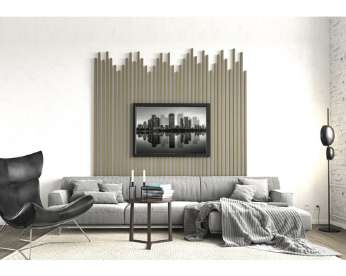 Modernes Wohnzimmer mit Couch, Sessel, Stehlampe, Wandverkleidung und Bild