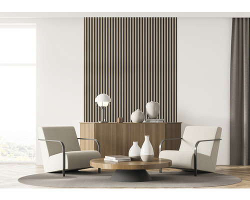 Wohnzimmer mit zwei Sesseln, einem Couchtisch und einer Kommode vor einer Wand mit Holzpaneelen