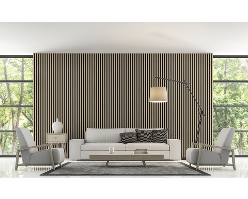 Wohnzimmer mit Holzpaneelwand, Sofa, Sesseln und Stehlampe