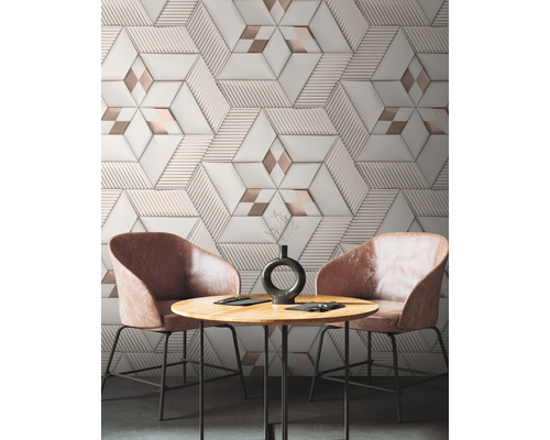 Wandgestaltung mit geometrischen Fliesenmustern, Tisch und Stühlen.