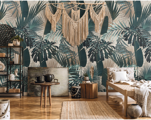 Wohnraum mit tropischer Blättertapete, Regal, Tisch und Dekoration
