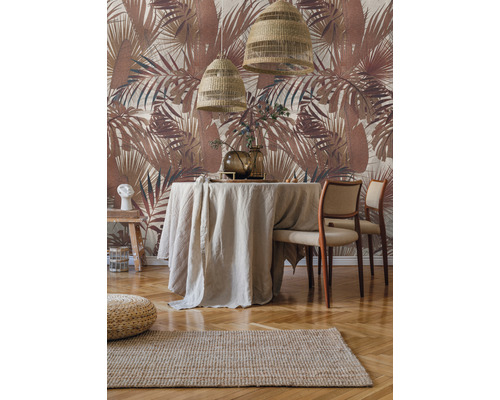 Esszimmer mit Esstisch, Stühlen, Teppich und Tapete mit Pflanzenmuster