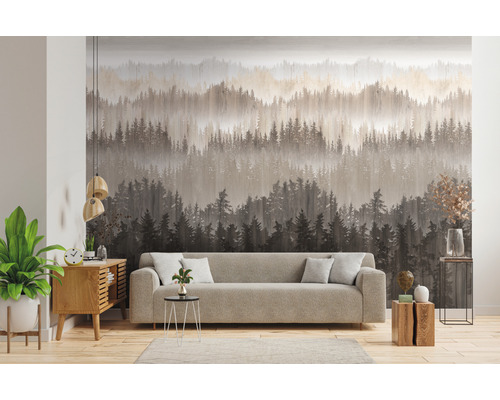 Wohnzimmer mit einer Fototapete mit Waldmotiv, einem Sofa und Holzmöbeln für eine helle und organisierte Atmosphäre.