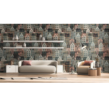 Wohnzimmer mit Sofa, Sessel und Tapete mit Häusermotiv