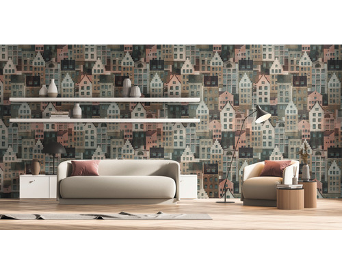 Wohnzimmer mit Sofa, Sessel und Tapete mit Häusermotiv