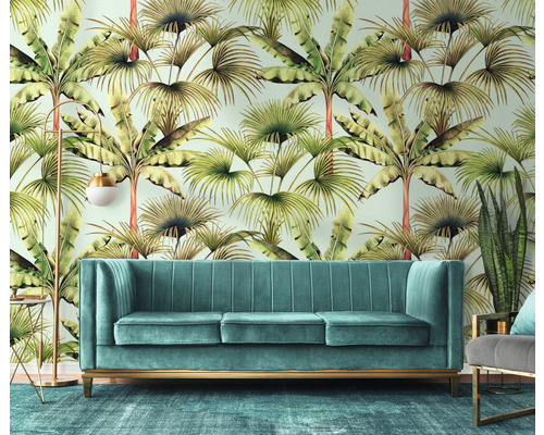 Einrichtungsbeispiel mit Sofa, Stehlampe und Deko vor einer Wand mit Blättertapete