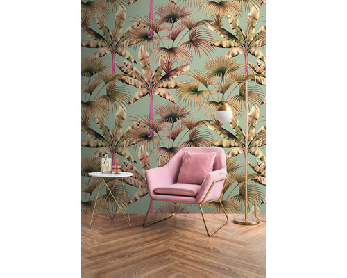 Raumansicht mit Palmenmuster-Tapete, Sessel, Beistelltisch und Stehlampe