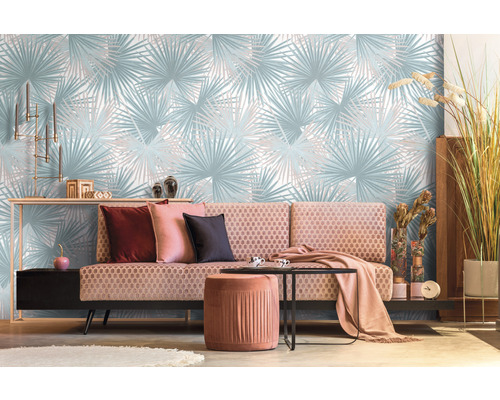 Wohnzimmer mit Sofa, Tisch und Tapete mit Palmenmuster für ein helles und modernes Ambiente