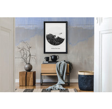 Modernes Wohnzimmer mit Kommode, Dekorationen und gerahmtem Bild an der Wand