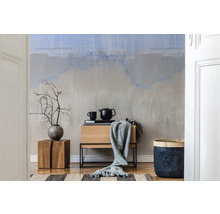 Dekoratives Wohnambiente mit Kommode, Wohnaccessoires und abstrakter Wandgestaltung