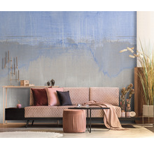 Wohnzimmer mit gemusterter Tapete, Sofa, Hocker und Dekoration