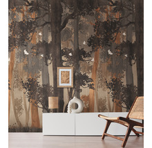 Wohnraum mit Fototapete mit Waldmotiv hinter einem Sideboard und einem Stuhl