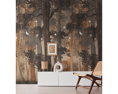 Wohnraum mit Fototapete mit Waldmotiv hinter einem Sideboard und einem Stuhl