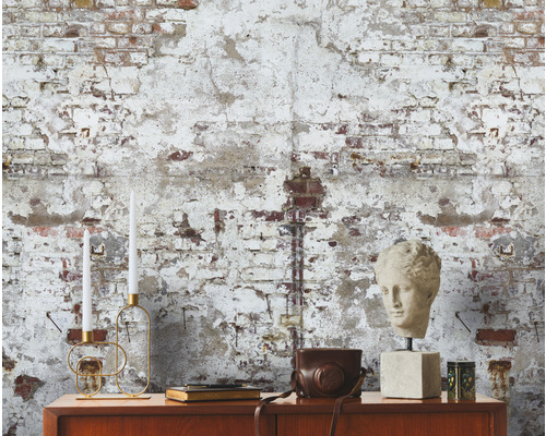 Dekorative Szene mit Ziegelwand, Kommode und Dekorationen