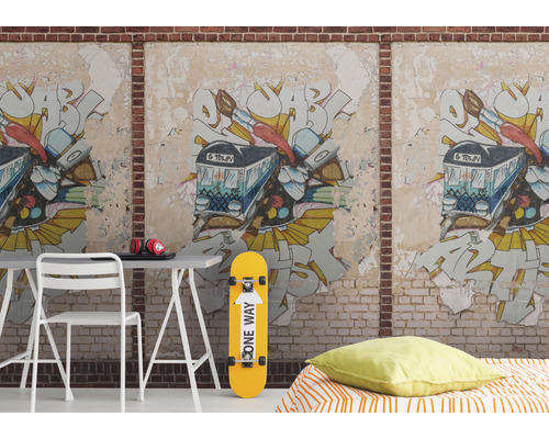 Raum mit Graffiti-Tapete, Schreibtisch, Stuhl und Skateboard