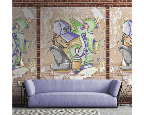 Wohnzimmer mit Sofa und Wandbild mit Graffiti-Motiv.