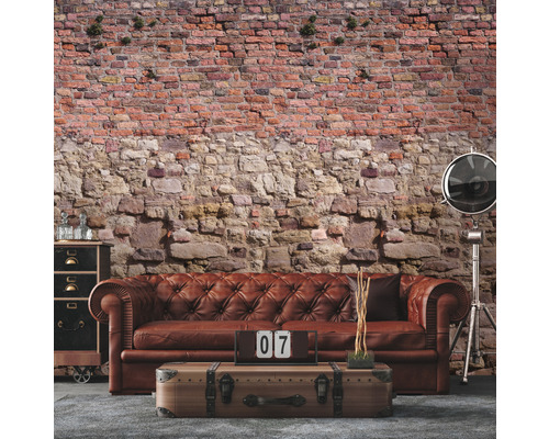 Wohnzimmer mit Ledersofa, Truhentisch und gemauerter Wand