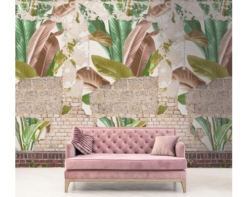 Rosa Sofa vor einer Wand mit Blättermuster-Tapete und freiliegendem Mauerwerk