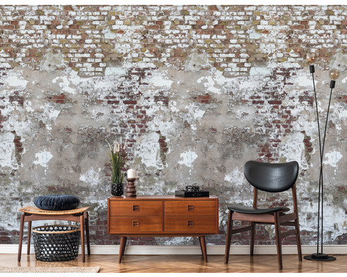 Dekoratives Wohnzimmer mit Ziegelwandtapete, Kommode, Stuhl und Stehlampe.
