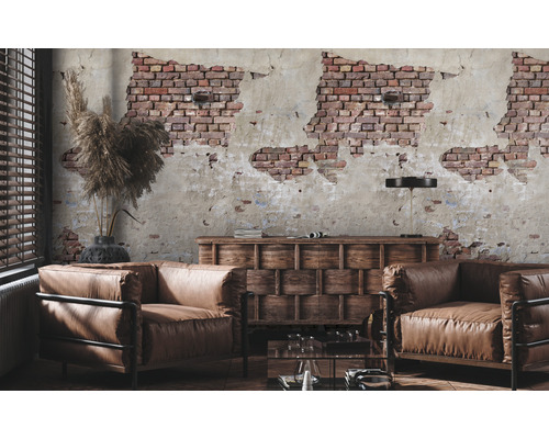 Wohnzimmer mit Ledersesseln und Wandtapete mit Ziegelmuster