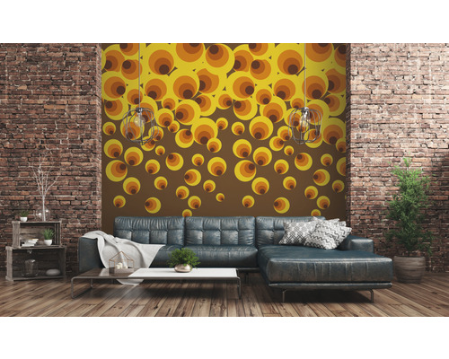 Wohnzimmer mit Retro Tapete, Sofa und Backsteinmauer