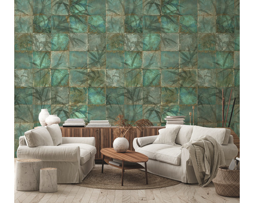 Wohnzimmer mit grüner Bambusmuster-Tapete, Sofa und Holztisch
